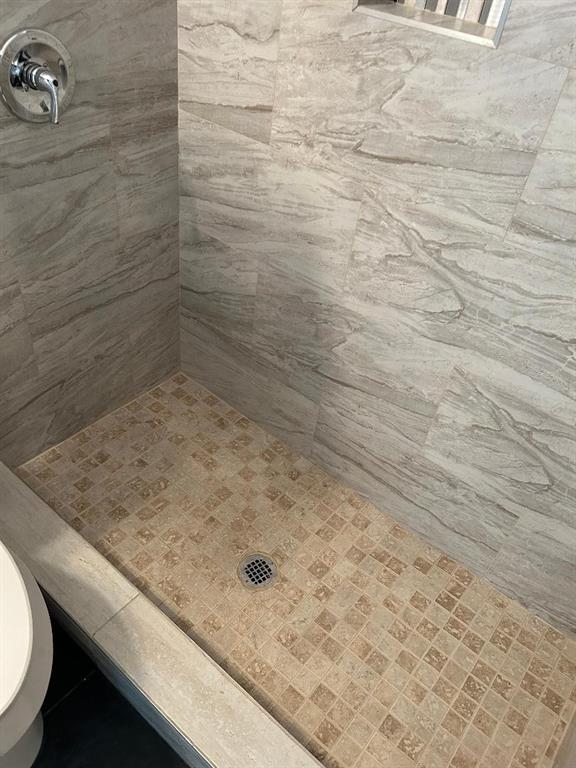 full bath with tiled shower