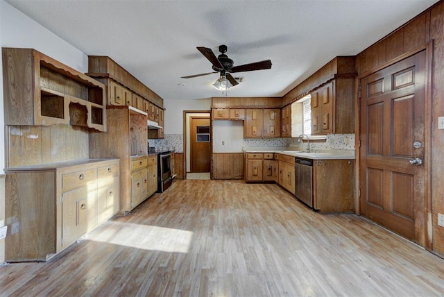 kitchen with light wood-style flooring, a sink, ceiling fan, stainless steel appliances, and under cabinet range hood