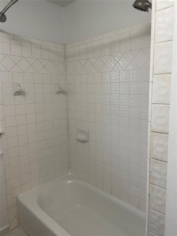 bathroom with bathtub / shower combination