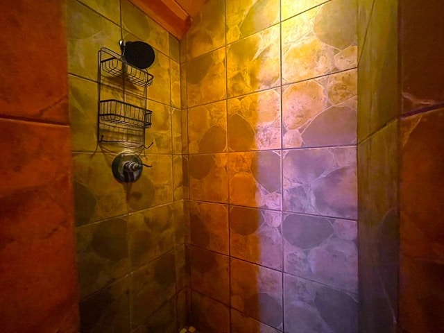 room details featuring a tile shower