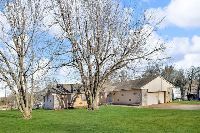 view of front facade featuring driveway and a front yard