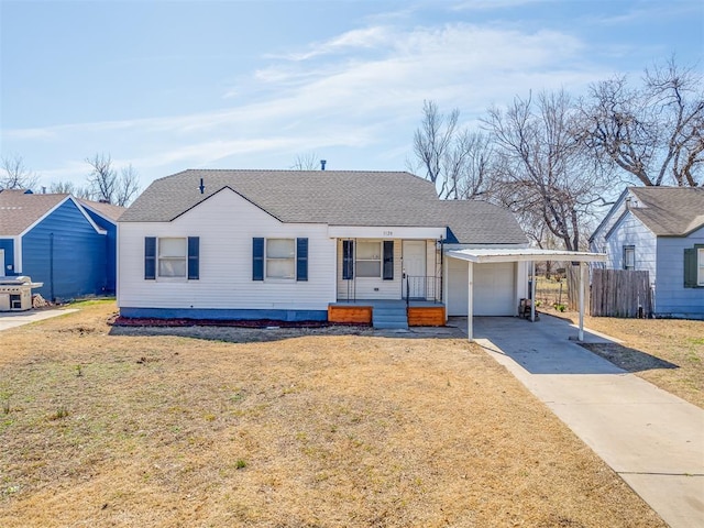 view of front of house featuring driveway, a front lawn, fence, an attached garage, and a shingled roof