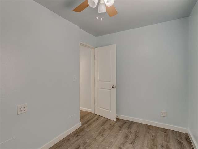 unfurnished room with light wood-style flooring, baseboards, and a ceiling fan