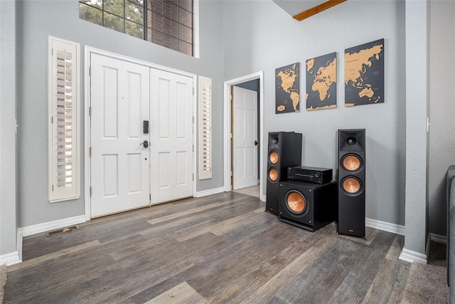 foyer featuring visible vents, wood finished floors, and baseboards