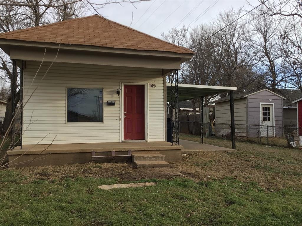 shotgun-style home featuring fence