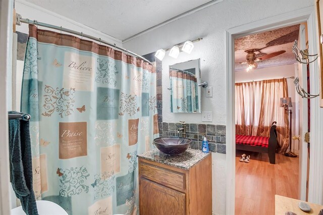 501 SE 15th St, Oklahoma City, OK 73129 - ensuite bathroom featuring wood finished floors, vanity, ensuite bath, a shower with shower curtain, and ceiling fan