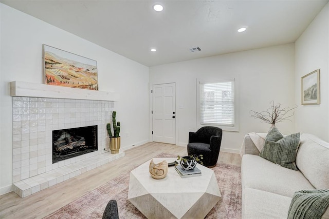 living room featuring visible vents, wood finished floors, recessed lighting, a fireplace, and baseboards