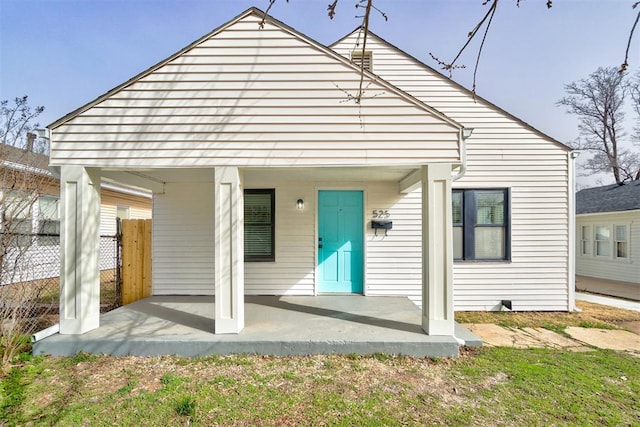 view of front of property featuring fence