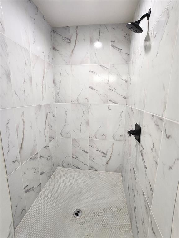 11613 NW 103rd St, Yukon, OK 73099 - bathroom with a tile shower