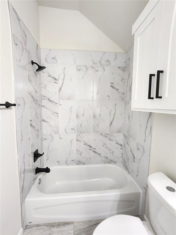 11613 NW 103rd St, Yukon, OK 73099 - full bath with toilet,  shower combination, and vaulted ceiling