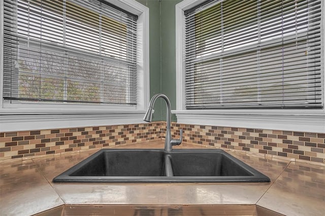 1724 N Lee St, Altus, OK 73521 - room details with decorative backsplash and a sink
