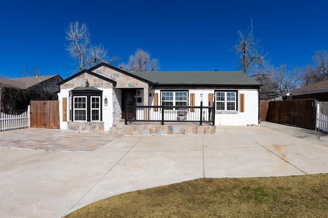 2935 NW Grand Blvd, Oklahoma City, OK 73116 - view of front of home featuring a gate, stone siding, and fence