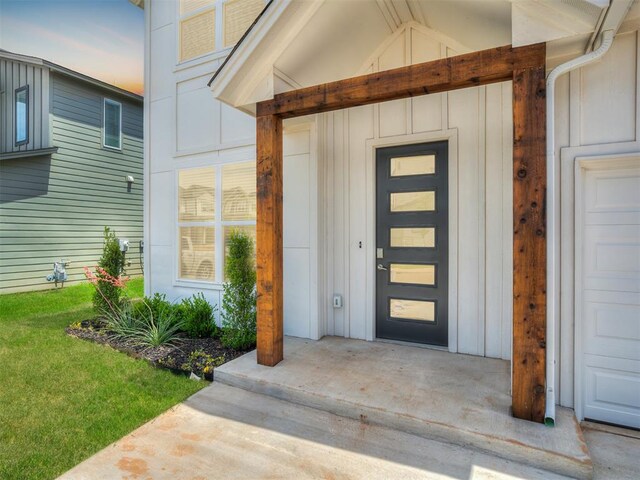 13112 Maplewood Ave, Oklahoma City, OK 73120 - entrance to property featuring board and batten siding