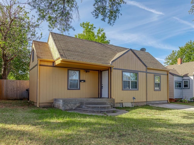 3604 NW 27th St, Oklahoma City, OK 73107 - view of front of home with a shingled roof, a front lawn, and fence