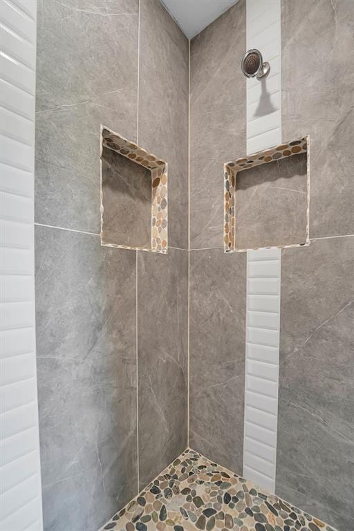 311 N 7th St, Sayre, OK 73662 - bathroom featuring a tile shower