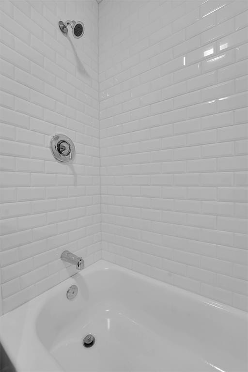 311 N 7th St, Sayre, OK 73662 - full bathroom with shower / washtub combination