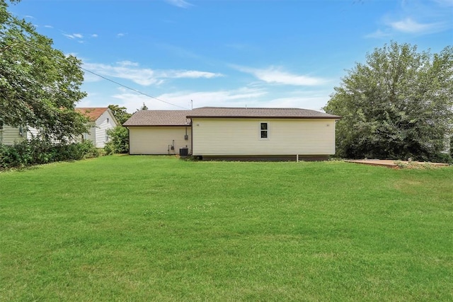311 N 7th St, Sayre, OK 73662 - rear view of house featuring a lawn
