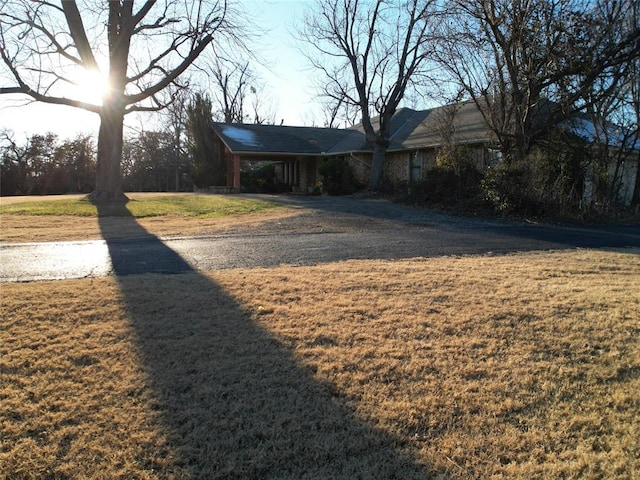 2001 Woodhill Rd, Edmond, OK 73025 - view of yard featuring driveway and an attached carport