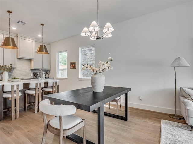 dining area featuring recessed lighting, baseboards, an inviting chandelier, visible vents, and light wood-style floors
