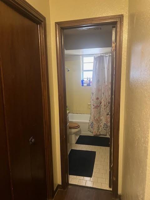 4912 Cinderella Dr, Oklahoma City, OK 73129 - bathroom featuring shower / bath combination with curtain and toilet