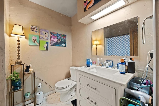 full bathroom with toilet, a shower with shower curtain, and vanity