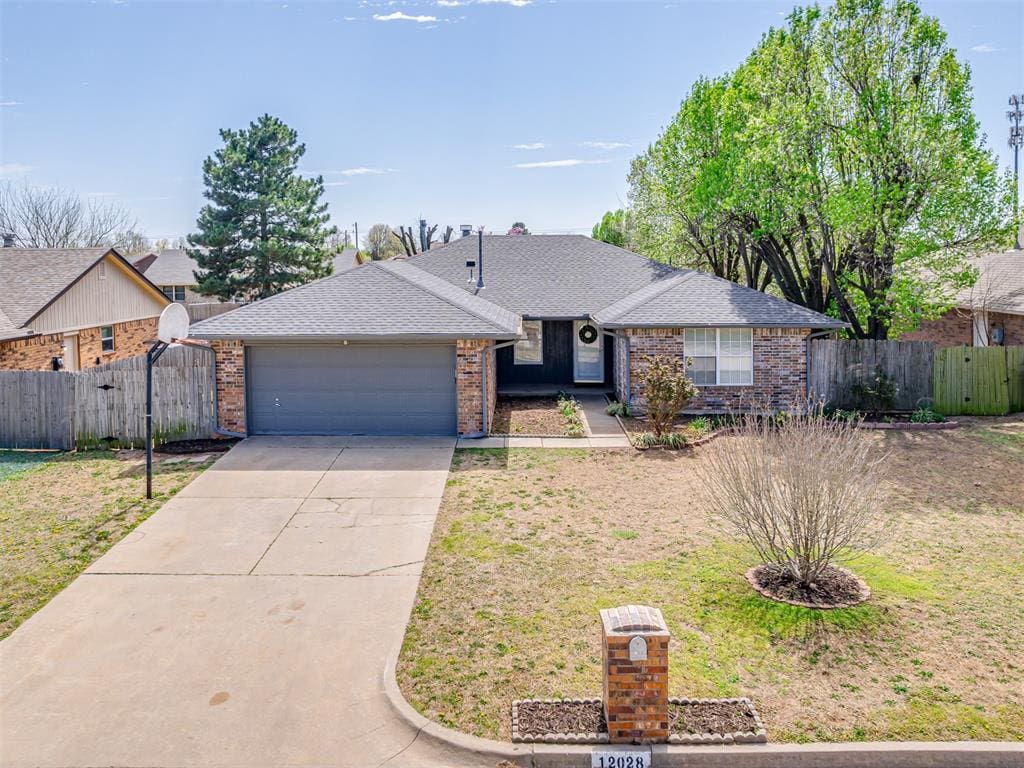 12028 Larkdale Dr, Yukon, OK 73099 - photo 1