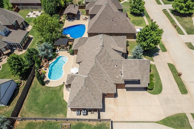 1216 Camelot Dr, Yukon, OK 73099 - aerial view of property and surrounding area featuring a pool area