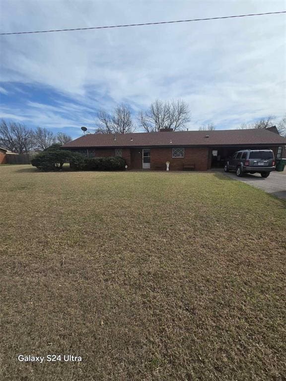 506 E Oklahoma St, Walters, OK 73572 - ranch-style home featuring a garage, driveway, and a front yard