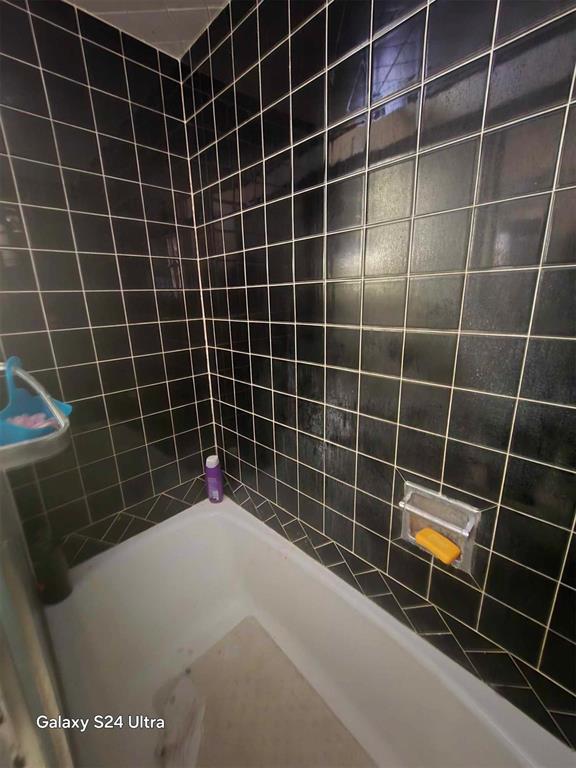 506 E Oklahoma St, Walters, OK 73572 - full bath featuring bathtub / shower combination