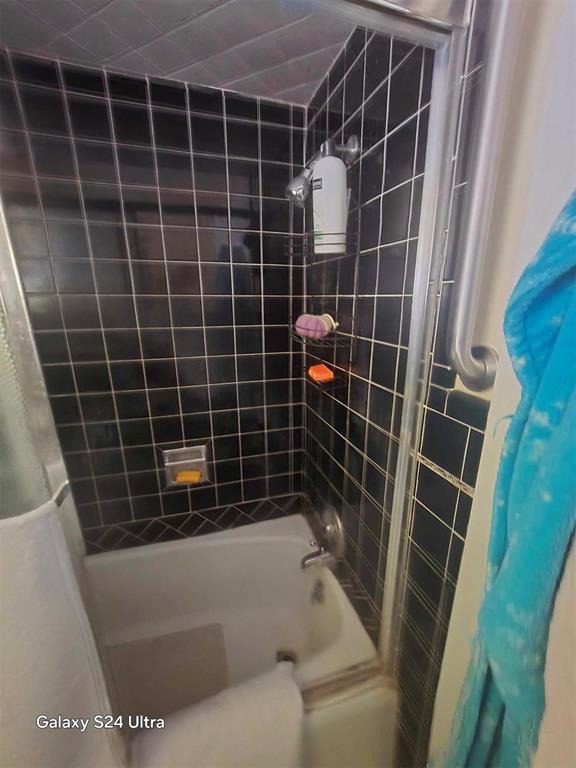 506 E Oklahoma St, Walters, OK 73572 - bathroom featuring shower / bathtub combination with curtain