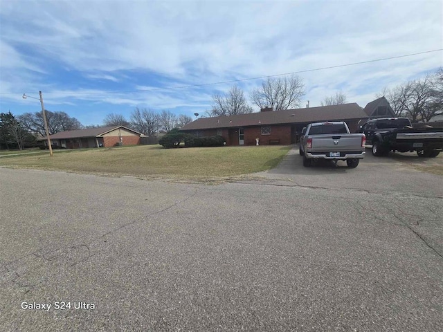 506 E Oklahoma St, Walters, OK 73572 - ranch-style home with a front yard and aphalt driveway
