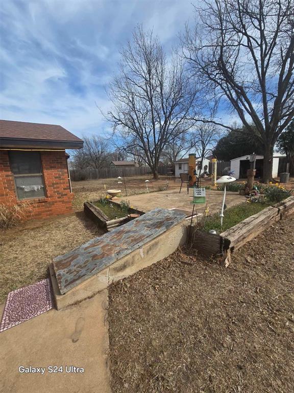 506 E Oklahoma St, Walters, OK 73572 - view of yard