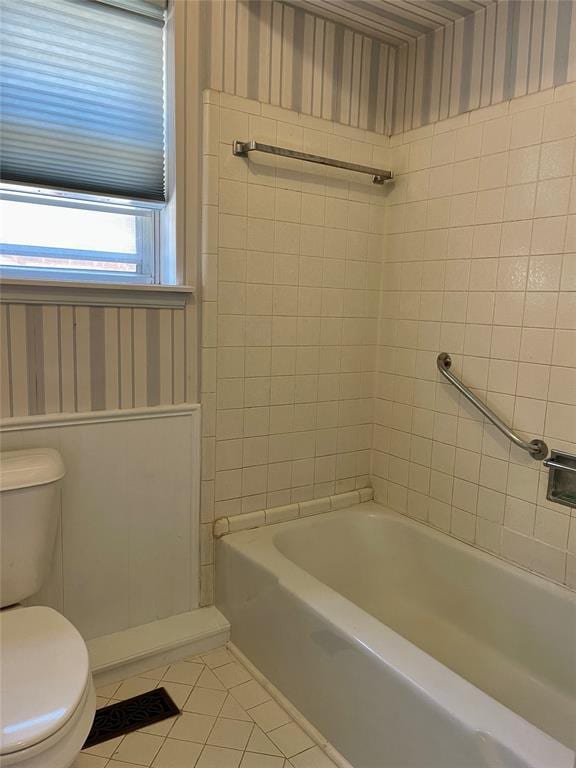 10900 Willow Grove Rd, Oklahoma City, OK 73120 - full bathroom featuring wallpapered walls, tile patterned floors, toilet, and wainscoting