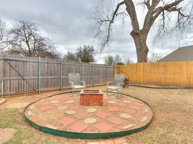 view of yard featuring a fire pit and a fenced backyard