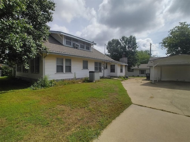 2005 E Cherokee Ave, Enid, OK 73701 - bungalow with a front yard and roof with shingles