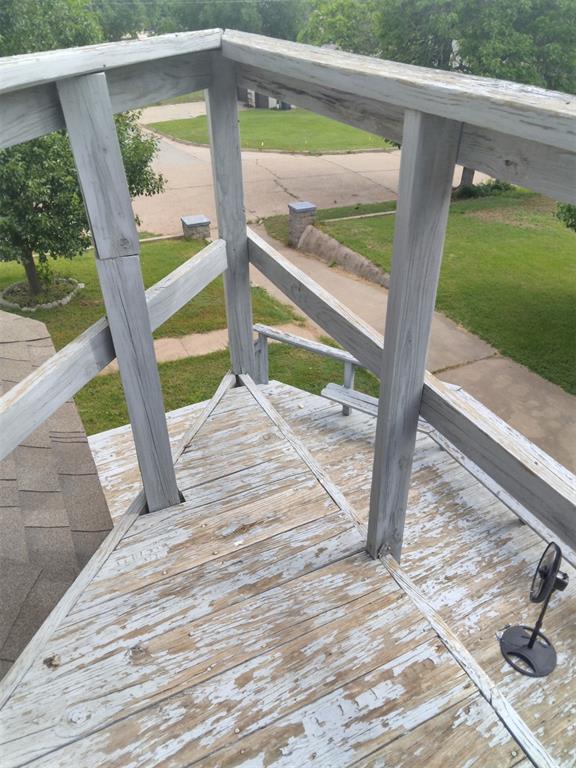 2005 E Cherokee Ave, Enid, OK 73701 - wooden terrace with a yard