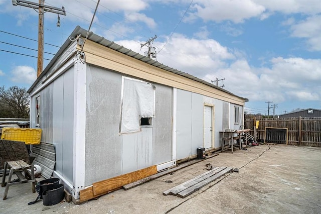 1333 W 1st St, Wewoka, OK 74884 - view of outdoor structure with fence