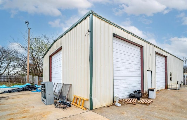1333 W 1st St, Wewoka, OK 74884 - detached garage featuring fence