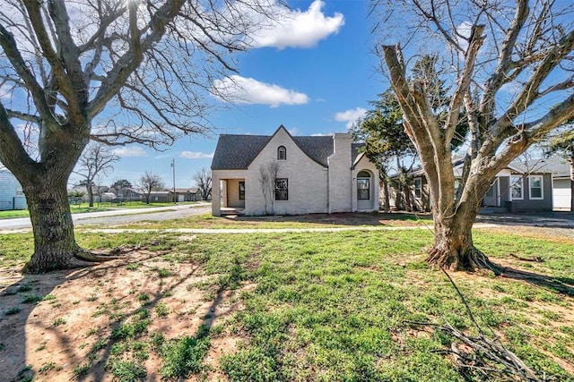 1501 N Lee St, Altus, OK 73521 - exterior space featuring a front lawn and stucco siding