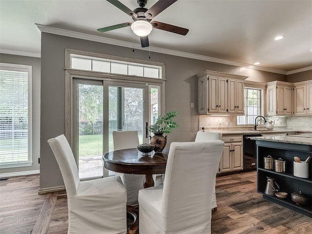 dining area featuring ceiling fan, baseboards, recessed lighting, ornamental molding, and dark wood-type flooring