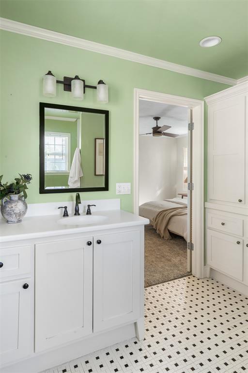 1716 Westminster Pl, Nichols Hills, OK 73120 - ensuite bathroom with vanity, crown molding, and a ceiling fan