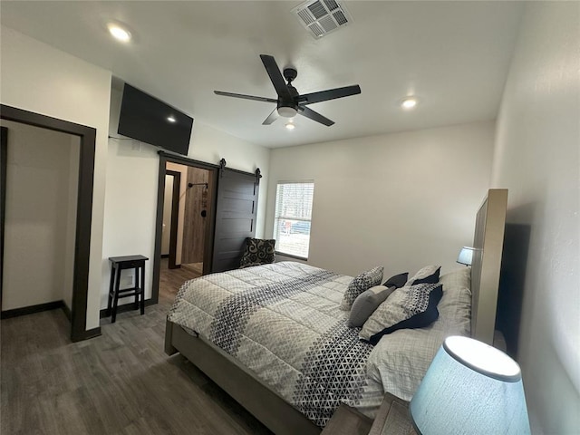 114495 S 4296th Rd, Porum, OK 74455 - bedroom featuring visible vents, baseboards, recessed lighting, a barn door, and dark wood-style floors