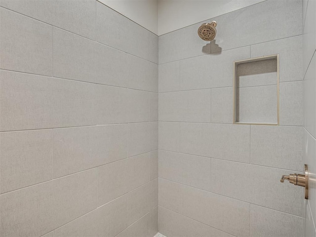 full bathroom featuring a tile shower