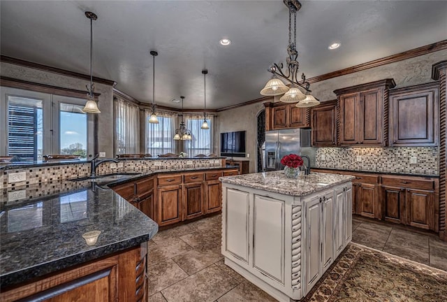 8301 NW 146th St, Oklahoma City, OK 73142 - kitchen with crown molding, a spacious island, a sink, stainless steel refrigerator with ice dispenser, and decorative backsplash