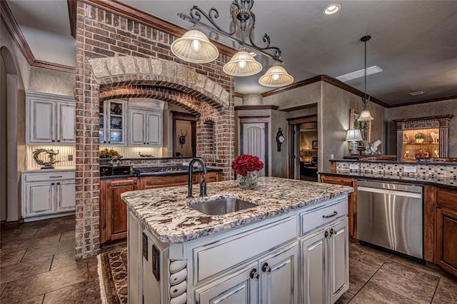 8301 NW 146th St, Oklahoma City, OK 73142 - kitchen with an island with sink, a sink, stainless steel dishwasher, arched walkways, and ornamental molding