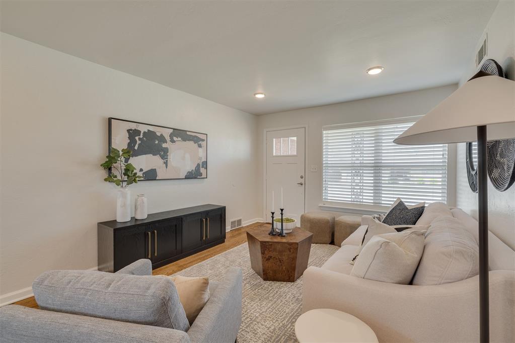 living room featuring visible vents, light wood-style flooring, recessed lighting, and baseboards