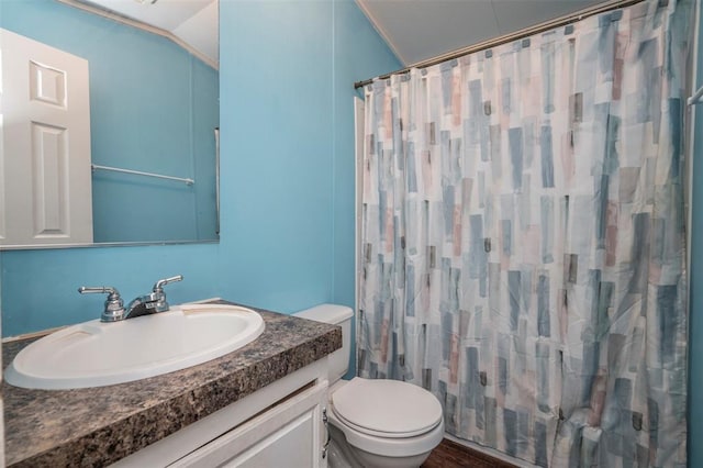 full bath with curtained shower, toilet, and vanity
