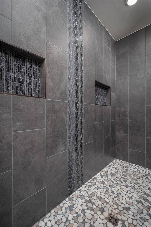 1430 County St Unit 2977, Blanchard, OK 73010 - bathroom featuring tiled shower
