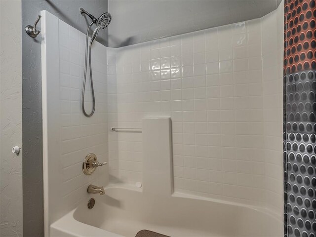 bathroom with bathtub / shower combination