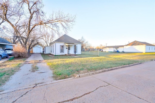 1011 W Mansur Ave, Guthrie, OK 73044 - view of front facade with an outbuilding and driveway
